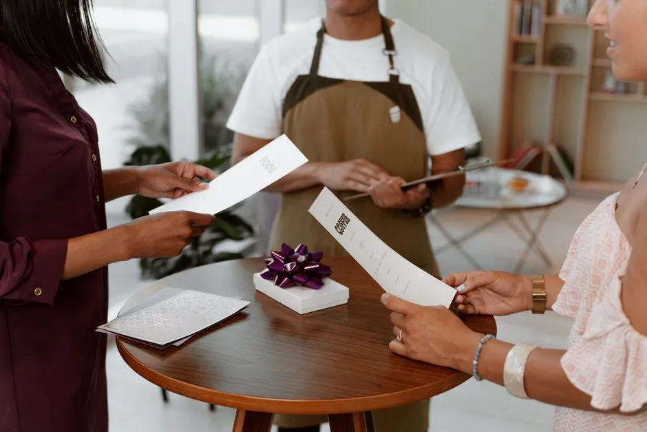 Kalori ve alerjen bilgisi içeren detaylı restoran menüsünü inceleyen müşteriler
