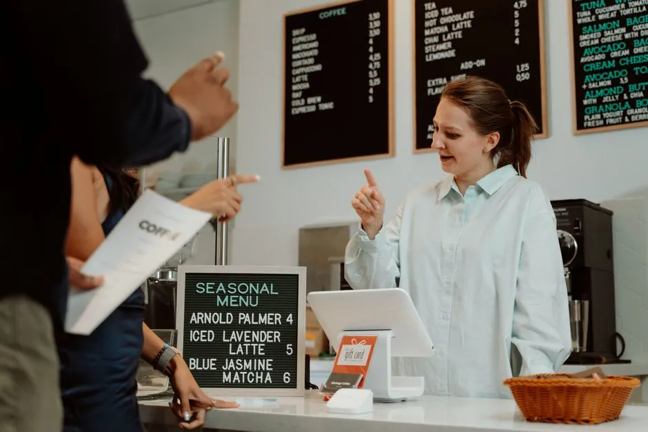 Karekod menü fiyatlarını ve maliyetleri hesap makinesiyle karşılaştıran restoran işletmecisi