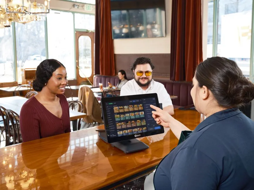 QR menü yazılımı seçerken özellikleri tablet üzerinden karşılaştıran restoran sahibi